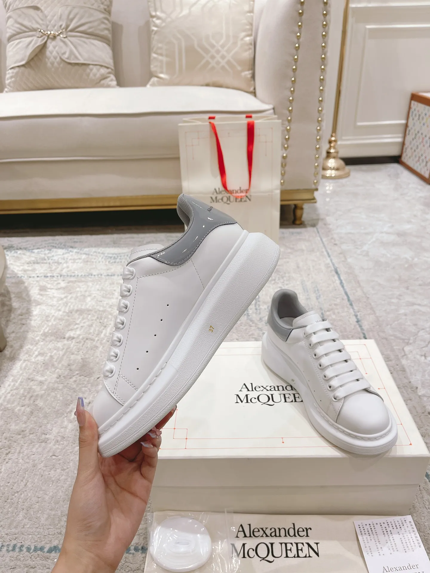 👟👟Ex-factory price 480👟👟 Women's shoes Alexander McQ·ss white shoes, McQueen has been making it for 5 years in a row, the latest upgraded counter is synchronized...🈶McQueen MCQ has always been exclusive in the molded fabric material, I can't put it down, the correct version, the fit is absolutely wonderful, and the comfort is superb. My store is not the first to sell large quantities of goods, but what I give you is always the nicest goods, with the best quality made with care! 👑McQueen Spring, Summer, Autumn and Winter...✔Classic + Fashionable + Versatile + Atmosphere + Elegant + Tasteful🈵🈵Celebrity first choice, one of the must-haves, many colors to choose from✔✔✔ 1⃣Fabric: Exclusive molded beige imported silk cowhide Upper imported custom anti-fouling. T👟👟Ex-factory price U+👟👟Ex-factory price U anti-yellowing. Super temperament 2⃣Inner lining: Imported A-grade water-dyed sheepskin (the price is the same as cowhide lining) 3⃣Outsole: Counter original molded rubber T👟👟factory price U outsole Thick sole design about 4.5cm Men's and women's abrasive lasts are different 4⃣With original counter publication (original off-white shoe box. Cloth bag. Handbag. Closed Qualification certificate 1:1 mold opening 4-piece set. Comes with a pair of shoelaces 👫Men and women couples size: female 35-40 male 39-44